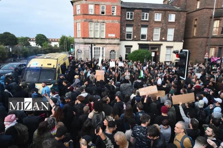 بازداشت ۴۰۰ آشوبگر ضد مهاجر و اسلامستیز در انگلیس؛ حامیان مهاجران و مسلمانان به خیابانها رفتند بازداشت ۴۰۰ آشوبگر ضد مهاجر و اسلامستیز در انگلیس؛ حامیان مهاجران و مسلمانان به خیابانها رفتند