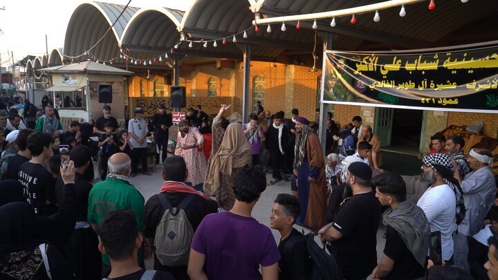 روایتی از واقعه عاشورا با نوای سرود و نمای تعزیه روایتی از واقعه عاشورا با نوای سرود و نمای تعزیه