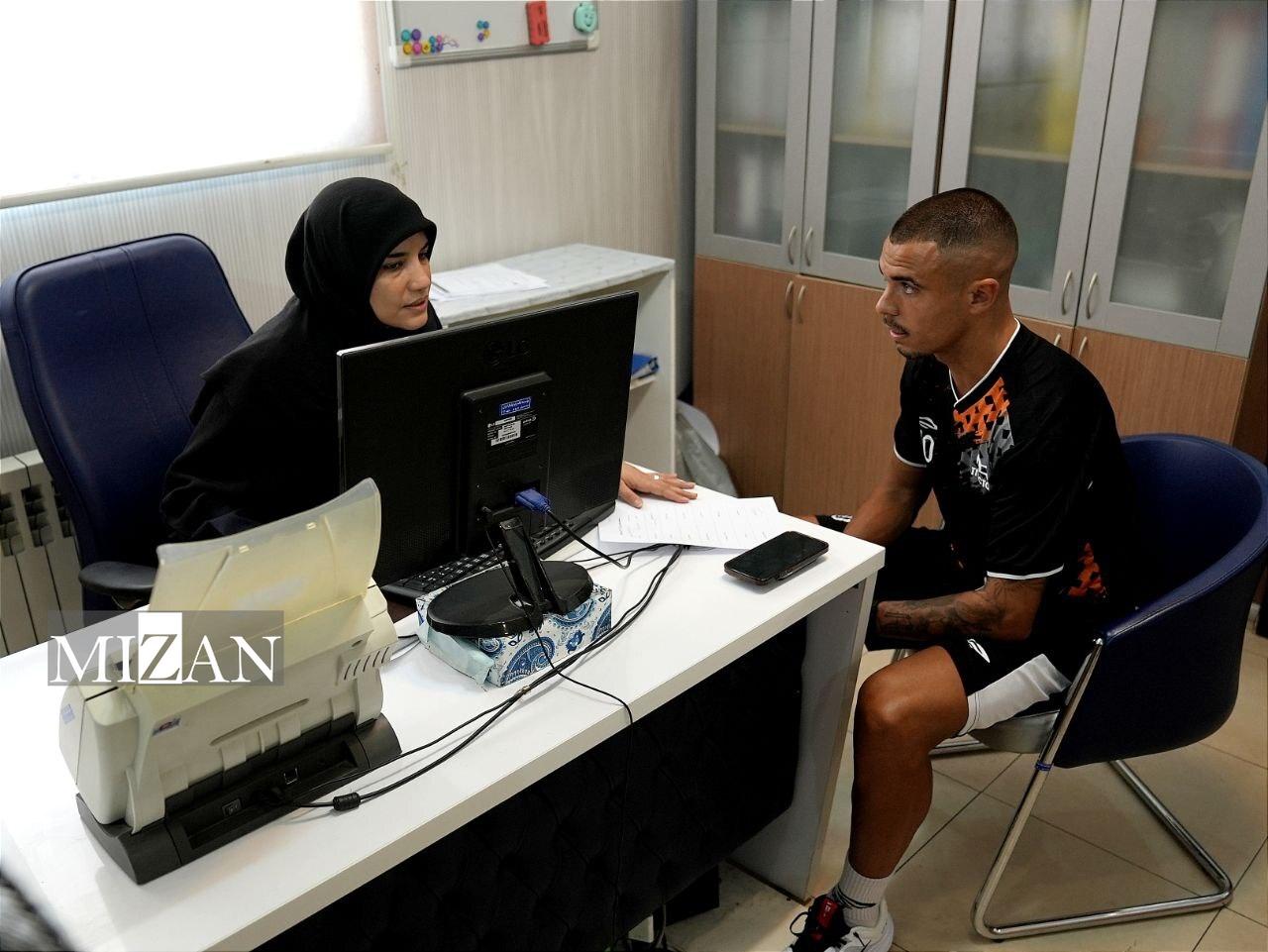 آشتیکنان تاج و اسکوچیچ در حاشیه آزمایشهای پزشکی تراکتور در ایفمارک پیش از اعزام به ترکیه + عکس آشتیکنان تاج و اسکوچیچ در حاشیه آزمایشهای پزشکی تراکتور در ایفمارک پیش از اعزام به ترکیه + عکس