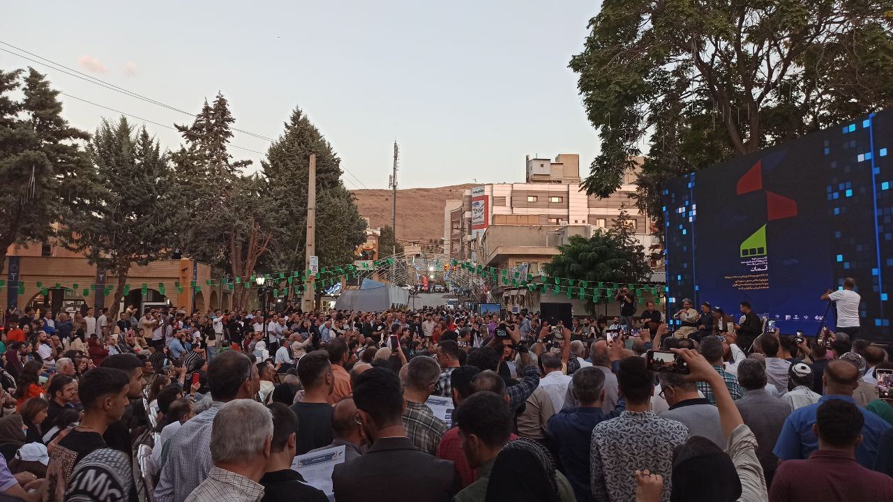 مردم در فضای باز فیلمهای «آسمان» را دیدند/ رونمایی از تیزر جشنواره مردم در فضای باز فیلمهای «آسمان» را دیدند/ رونمایی از تیزر جشنواره