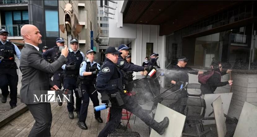 استفاده پلیس استرالیا از گاز اشکآور علیه معترضان به جنگ؛ ۳۳ نفر بازداشت شدند استفاده پلیس استرالیا از گاز اشکآور علیه معترضان به جنگ؛ ۳۳ نفر بازداشت شدند