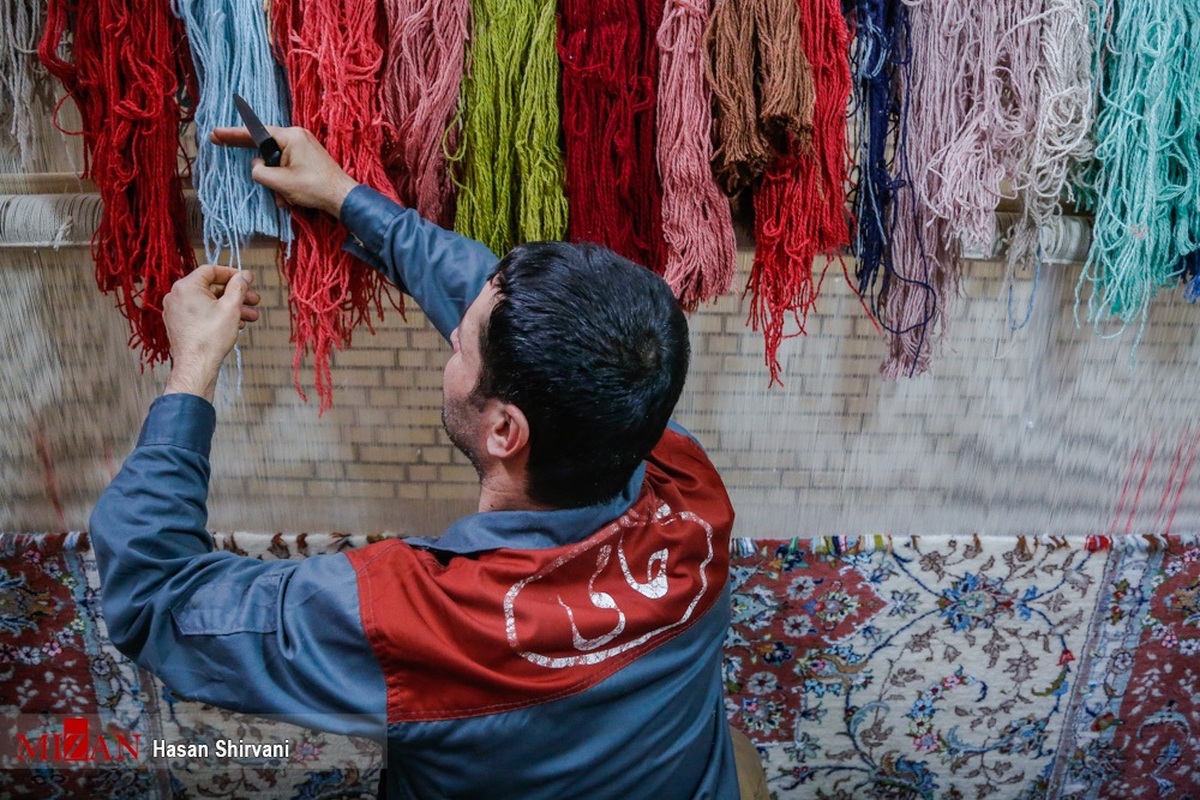 فراهم شدن بستر‌های اصلاح و بازاجتماعی شدن مددجویان در محیط زندان/۵۰ نفر از مددجویان در کارگاه قالی‌بافی زندان مرکزی استان ایلام مشغول به کارند