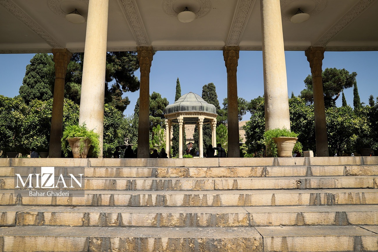 شعر حافظ، معنویت را به شیوه طربناک عرضه میکند/ اندیشمند رند ارزشهای معنوی و انسانی را یاد آوری میکند شعر حافظ، معنویت را به شیوه طربناک عرضه میکند/ اندیشمند رند ارزشهای معنوی و انسانی را یاد آوری میکند