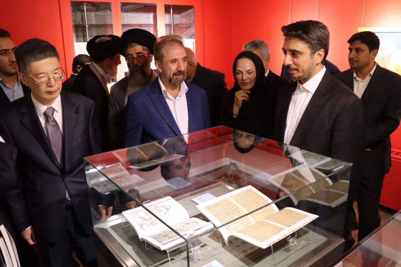 افتتاح نمایشگاه مشترک آثار ایران و چین در کتابخانه و موزه ملی ملک افتتاح نمایشگاه مشترک آثار ایران و چین در کتابخانه و موزه ملی ملک