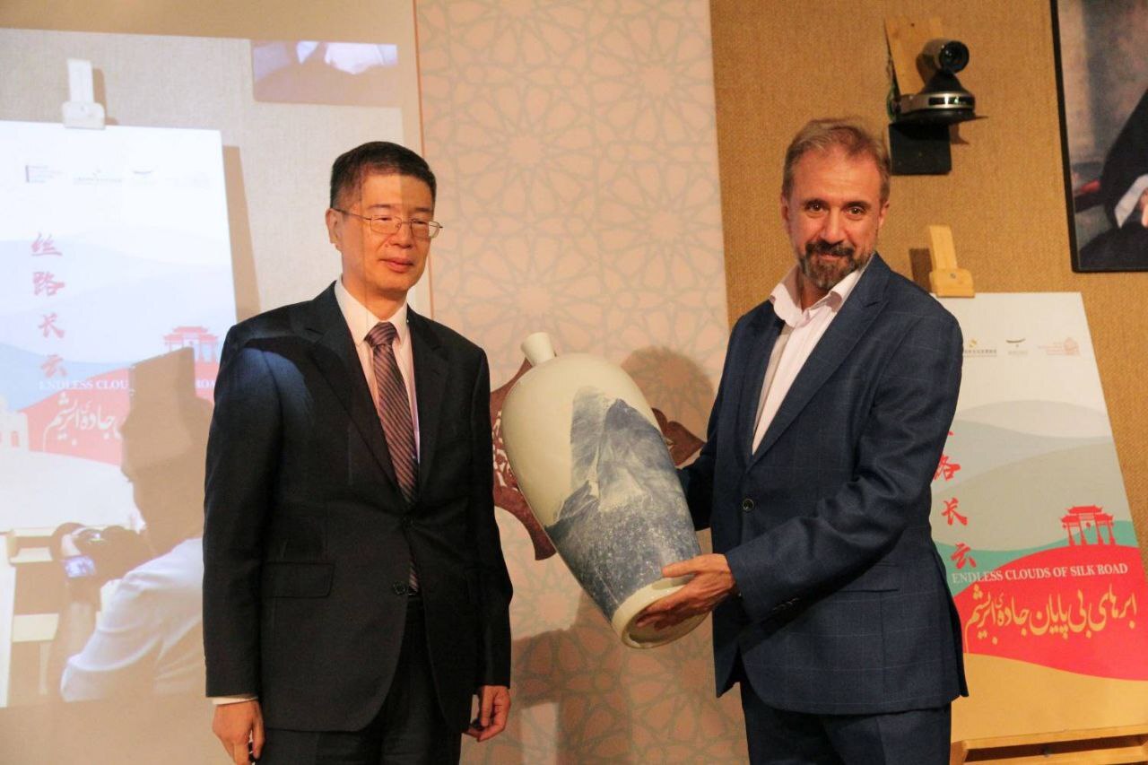 افتتاح نمایشگاه مشترک آثار ایران و چین در کتابخانه و موزه ملی ملک افتتاح نمایشگاه مشترک آثار ایران و چین در کتابخانه و موزه ملی ملک