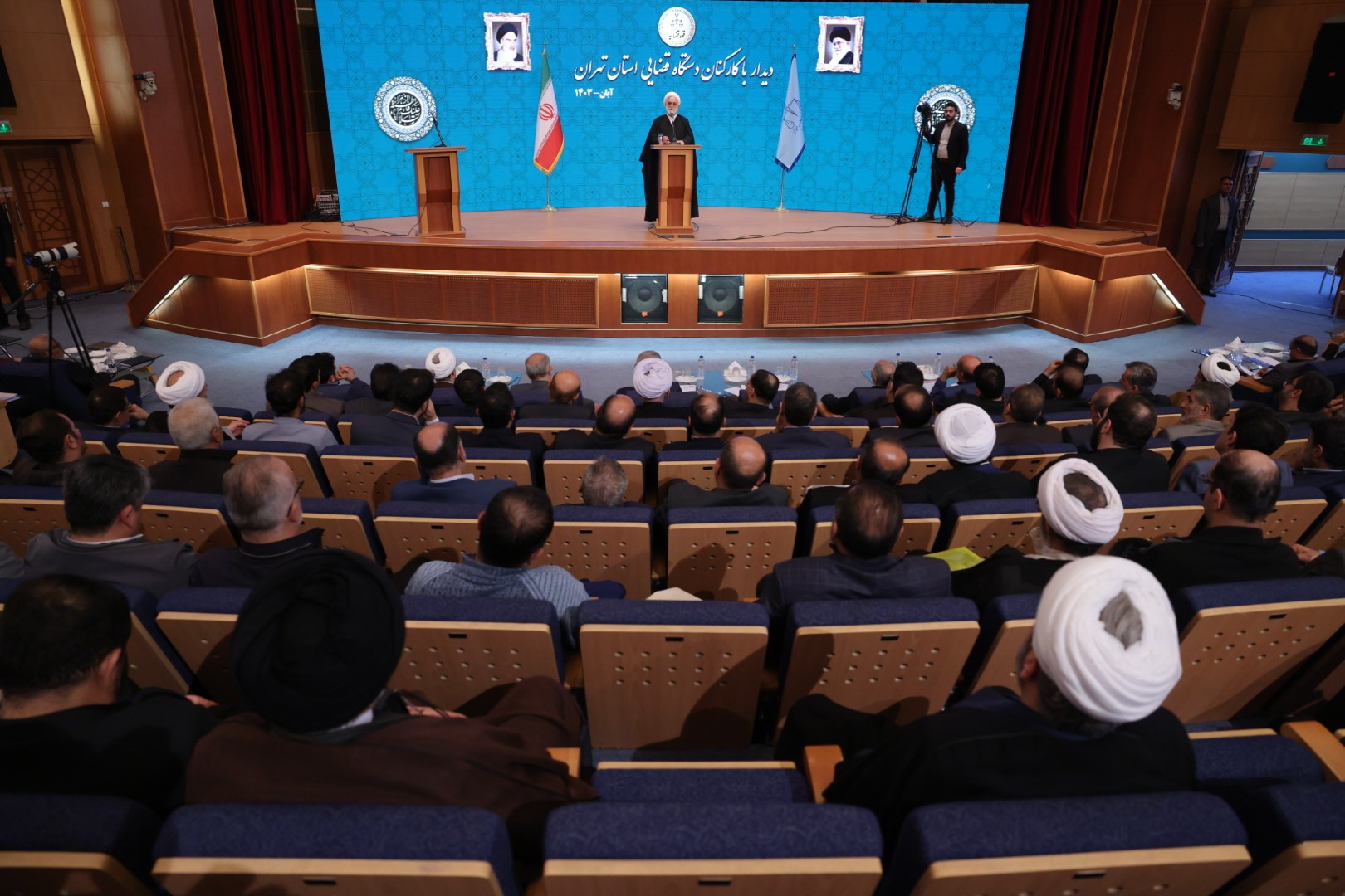 رئیس قوه قضاییه: انتظار و توقع فعالان اقتصادی از دستگاه قضایی رسیدگی تخصصی به پروندههای اقتصادی است/ در مسیر مبارزه با فساد و مفسد قاطع هستیم/ صیانت از مجموعه و فرد فرد کارکنان قضایی یک اصل بسیار مهم است رئیس قوه قضاییه: انتظار و توقع فعالان اقتصادی از دستگاه قضایی رسیدگی تخصصی به پروندههای اقتصادی است/ در مسیر مبارزه با فساد و مفسد قاطع هستیم/ صیانت از مجموعه و فرد فرد کارکنان قضایی یک اصل بسیار مهم است