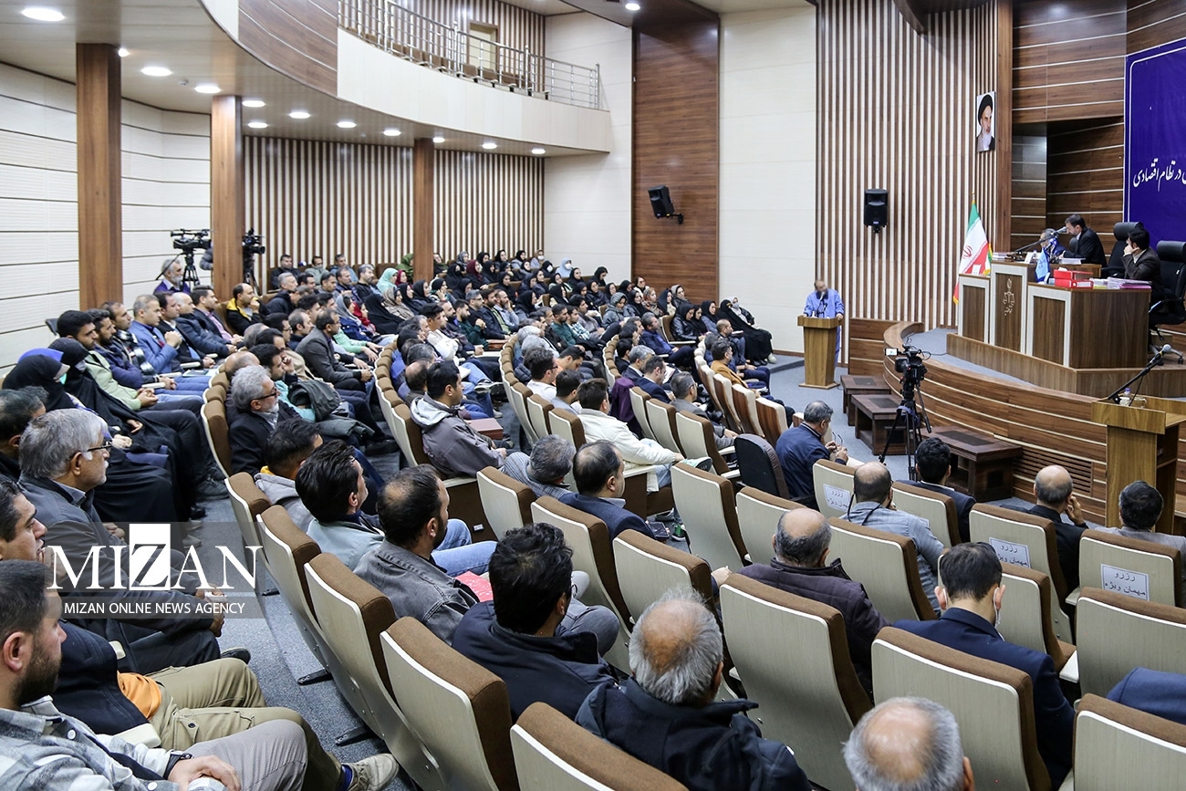 سومین جلسه دادگاه رسیدگی به پرونده کثیرالشاکی رضایت خودرو طراوت نوین/ بازی با سرمایه مردم براساس حدس و پیشبینی/ از خرید و فروش عتیقه با سرمایه مردم تا پرداخت روزانه یک میلیارد تومان به نزدیکان متهم/ قاضی دادگاه: هیچ شخصی بدون اجازه بانک مرکزی اجازه جذب سرمایه مردم را ندارد سومین جلسه دادگاه رسیدگی به پرونده کثیرالشاکی رضایت خودرو طراوت نوین/ بازی با سرمایه مردم براساس حدس و پیشبینی/ از خرید و فروش عتیقه با سرمایه مردم تا پرداخت روزانه یک میلیارد تومان به نزدیکان متهم/ قاضی دادگاه: هیچ شخصی بدون اجازه بانک مرکزی اجازه جذب سرمایه مردم را ندارد