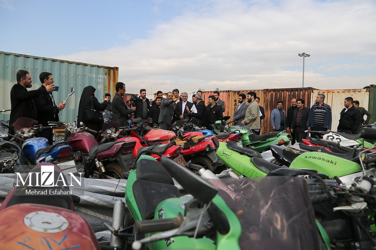 رئیس کل دادگستری استان تهران: ۶ خودروی خارجی متعلق به شرکت کوروش کمپانی به مزایده گذاشته میشود رئیس کل دادگستری استان تهران: ۶ خودروی خارجی متعلق به شرکت کوروش کمپانی به مزایده گذاشته میشود