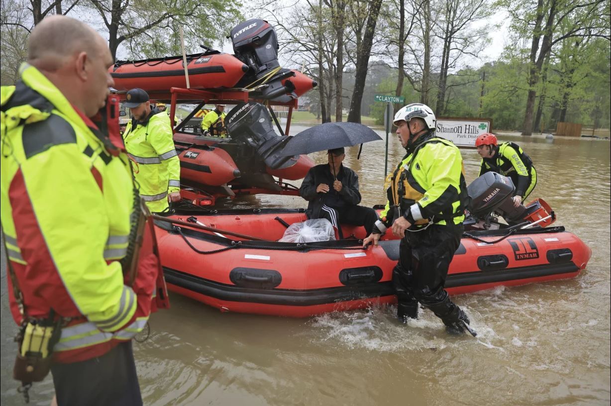 سیل و طوفان در آمریکا ۱۶ قربانی گرفت سیل و طوفان در آمریکا ۱۶ قربانی گرفت