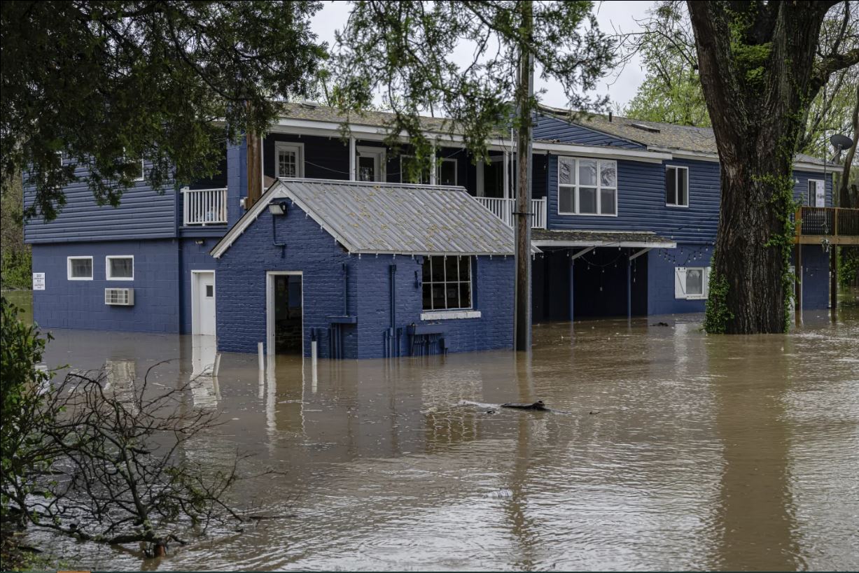 سیل و طوفان در آمریکا ۱۶ قربانی گرفت سیل و طوفان در آمریکا ۱۶ قربانی گرفت