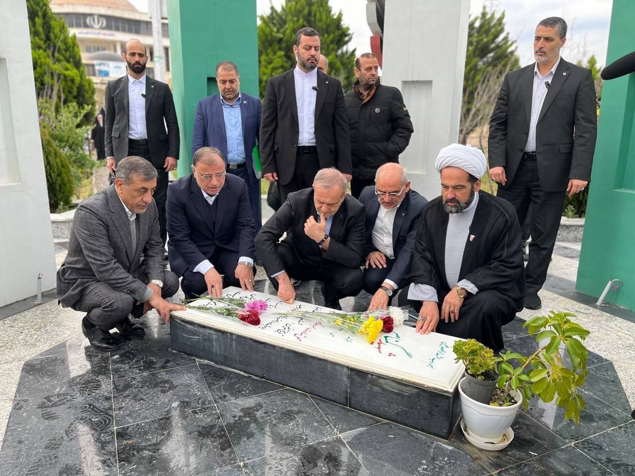 پزشکیان وارد استان گلستان شد پزشکیان وارد استان گلستان شد