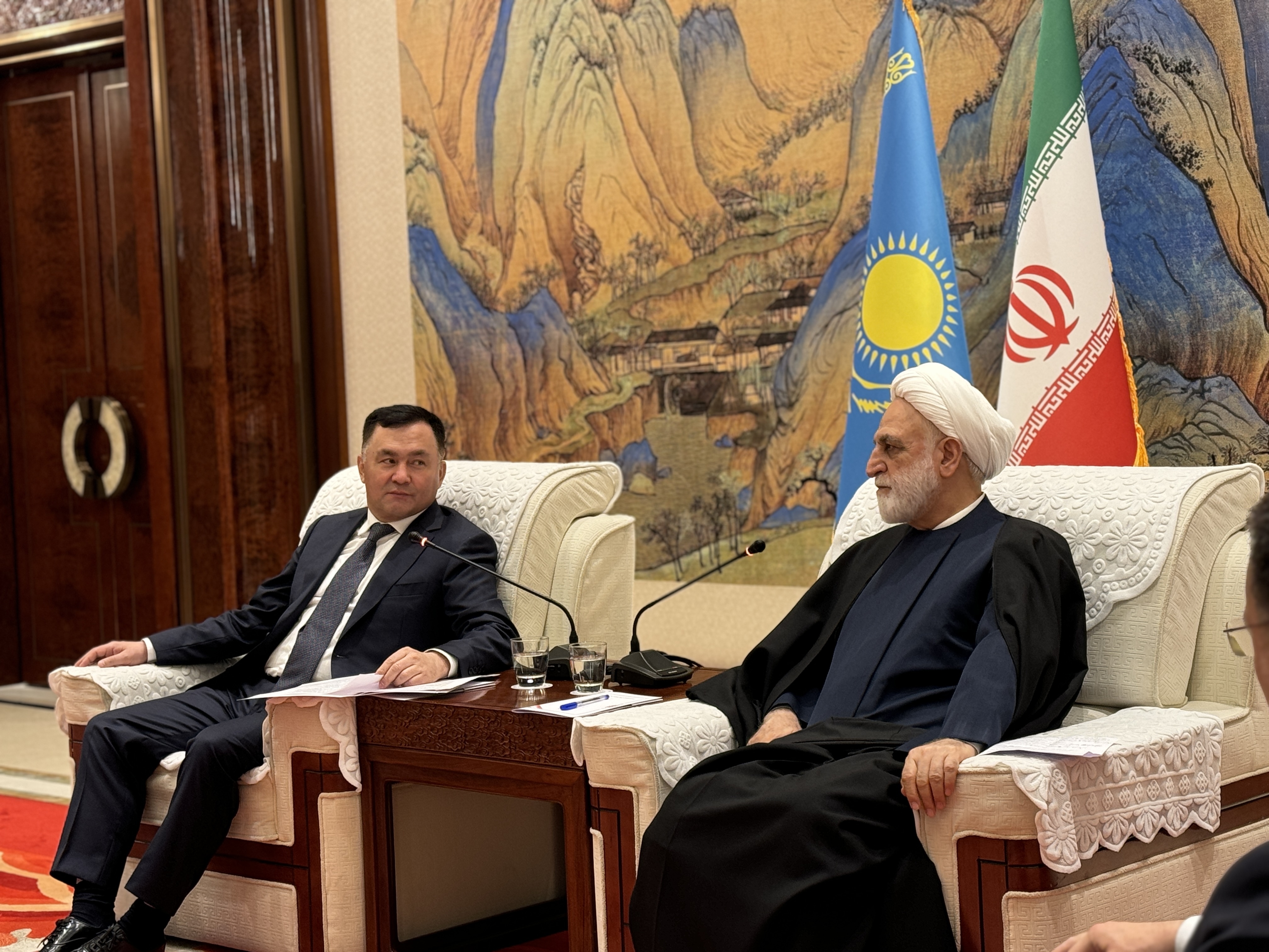 دیدار حجتالاسلام والمسلمین محسنیاژهای با رئیس دیوانعالی جمهوری خلق چین و عالیترین مقام قضایی کشورهای تاجیکستان و قزاقستان/ تاکید رئیس قوه قضاییه بر ظرفیتهای بالای کشورهای عضو سازمان شانگهای جهت توسعه مناسبات قضایی و حقوقی دیدار حجتالاسلام والمسلمین محسنیاژهای با رئیس دیوانعالی جمهوری خلق چین و عالیترین مقام قضایی کشورهای تاجیکستان و قزاقستان/ تاکید رئیس قوه قضاییه بر ظرفیتهای بالای کشورهای عضو سازمان شانگهای جهت توسعه مناسبات قضایی و حقوقی