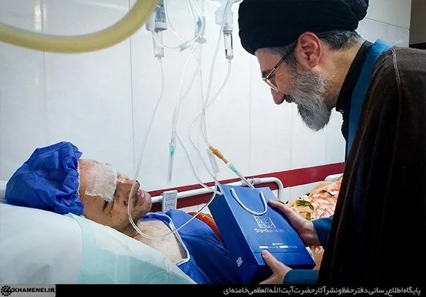 تصاویری از حضرت آیت‌الله سیدمجتبی خامنه‌ای رهبر معظم انقلاب اسلامی در جریان عیادت دو سال پیش فرزندان رهبر شهید انقلاب از جانبازان پیجری حزب‌الله لبنان