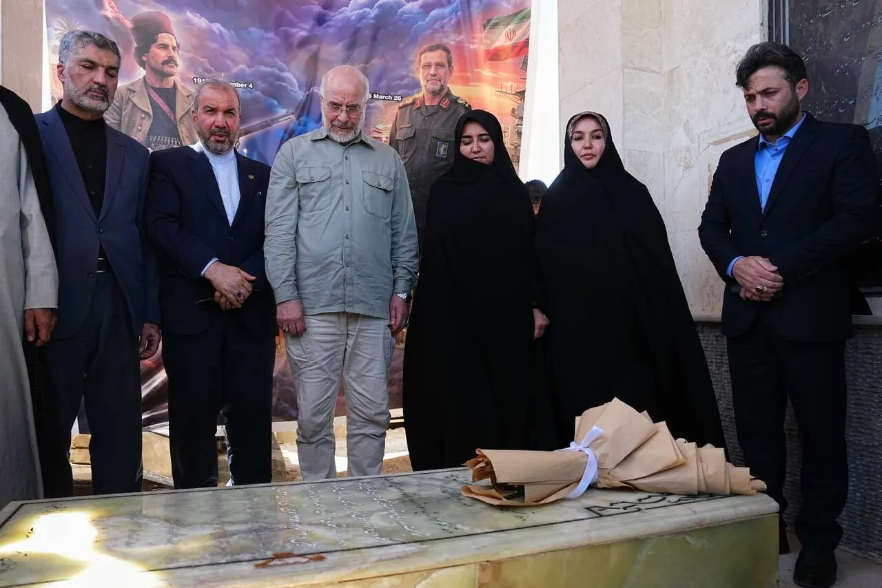 ادای احترام قالیباف به رئیسعلی دلواری در نجف اشرف