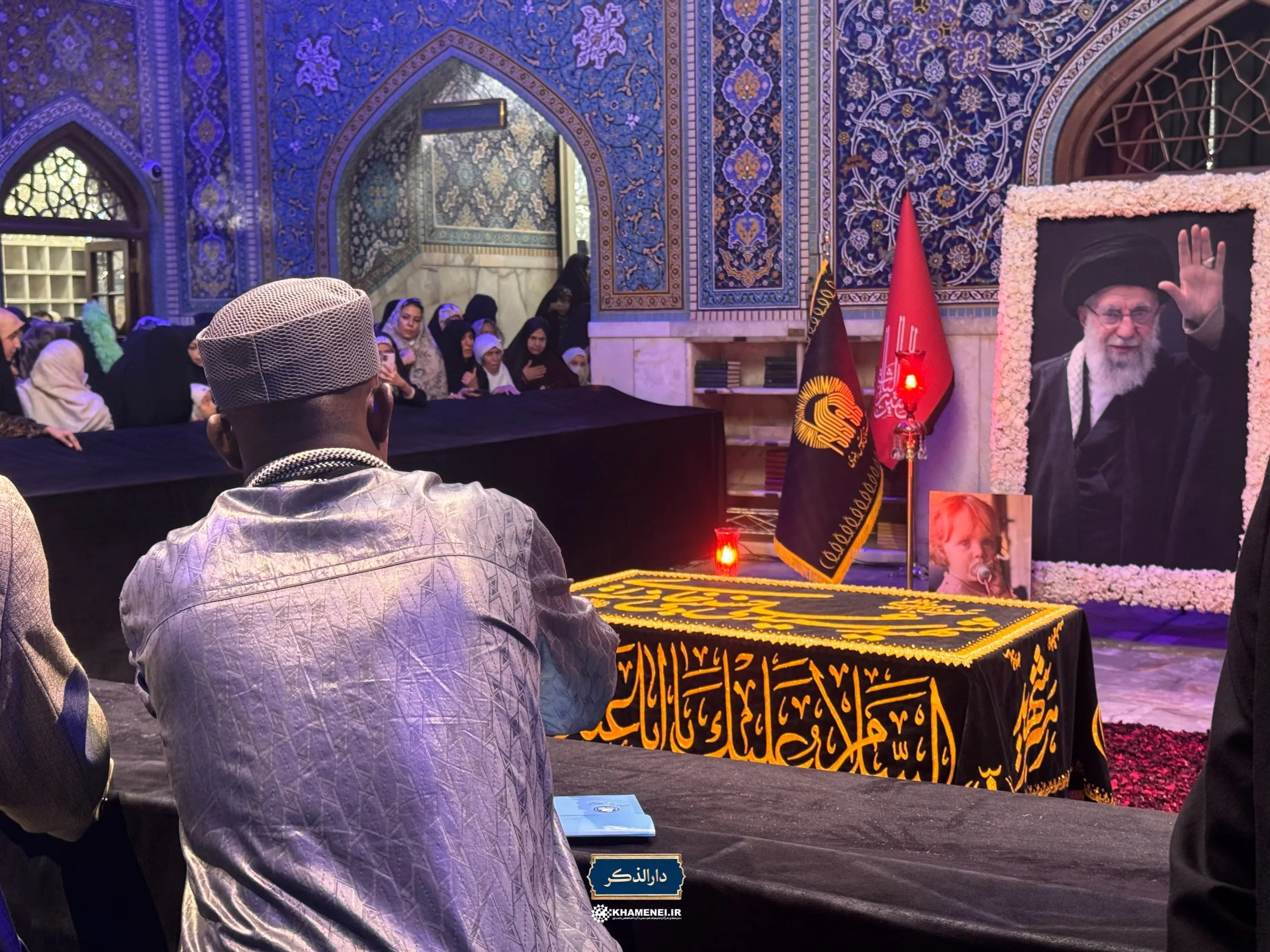 حضور جمعی از علما و اندیشمندان حاضر در چهلمین کنفرانس بین‌المللی وحدت اسلامی در رواق دارالذکر حرم مطهر رضوی برای زیارت مزار نورانی رهبر شهید انقلاب اسلامی