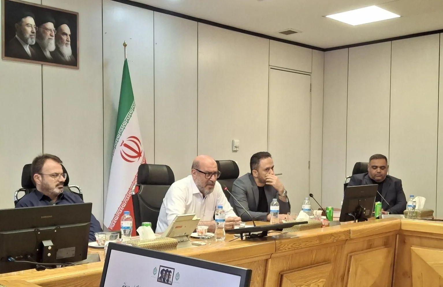 دهقان: فعالیت‌های اقتصادی را بر حوزه‌هایی متمرکز می‌کنیم که رقیب بخش خصوصی نباشد/ بنیاد مستضعفان مالیات خود را پرداخت و بدهی‌ای به دولت ندارد