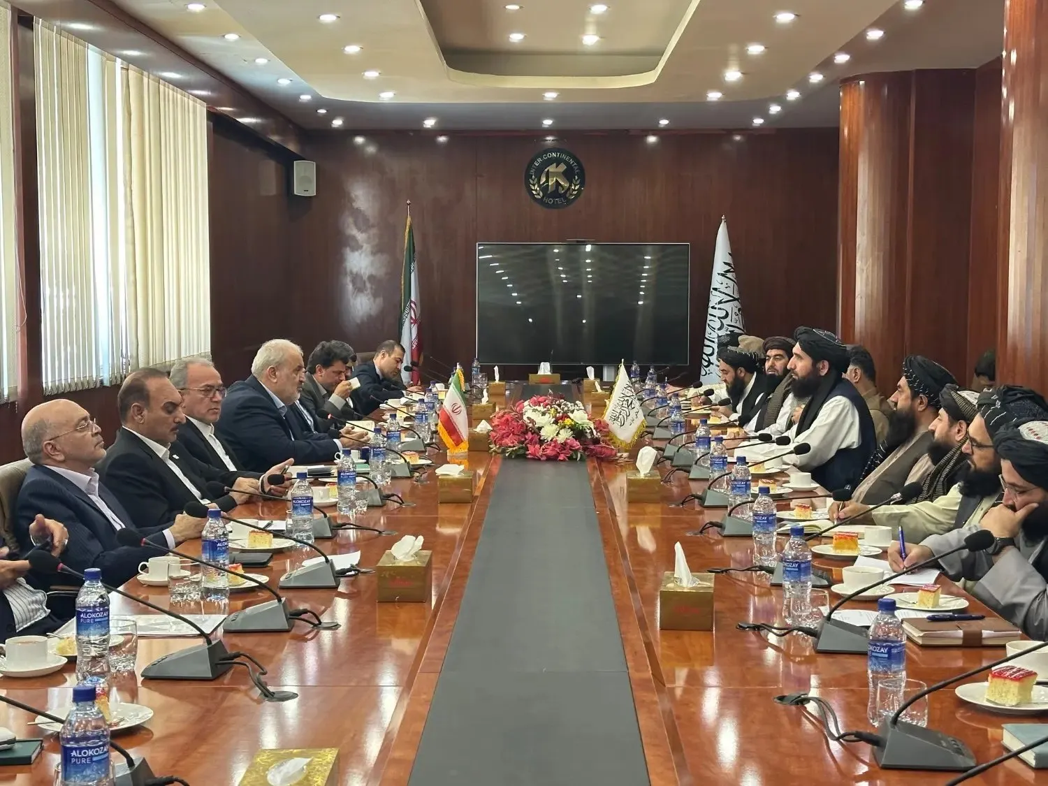 نشست مشترک وزیر نیرو با اعضای اتاق بازرگانی افغانستان/ تأکید بر توسعه همکاری‌های مشترک در حوزه آب و برق