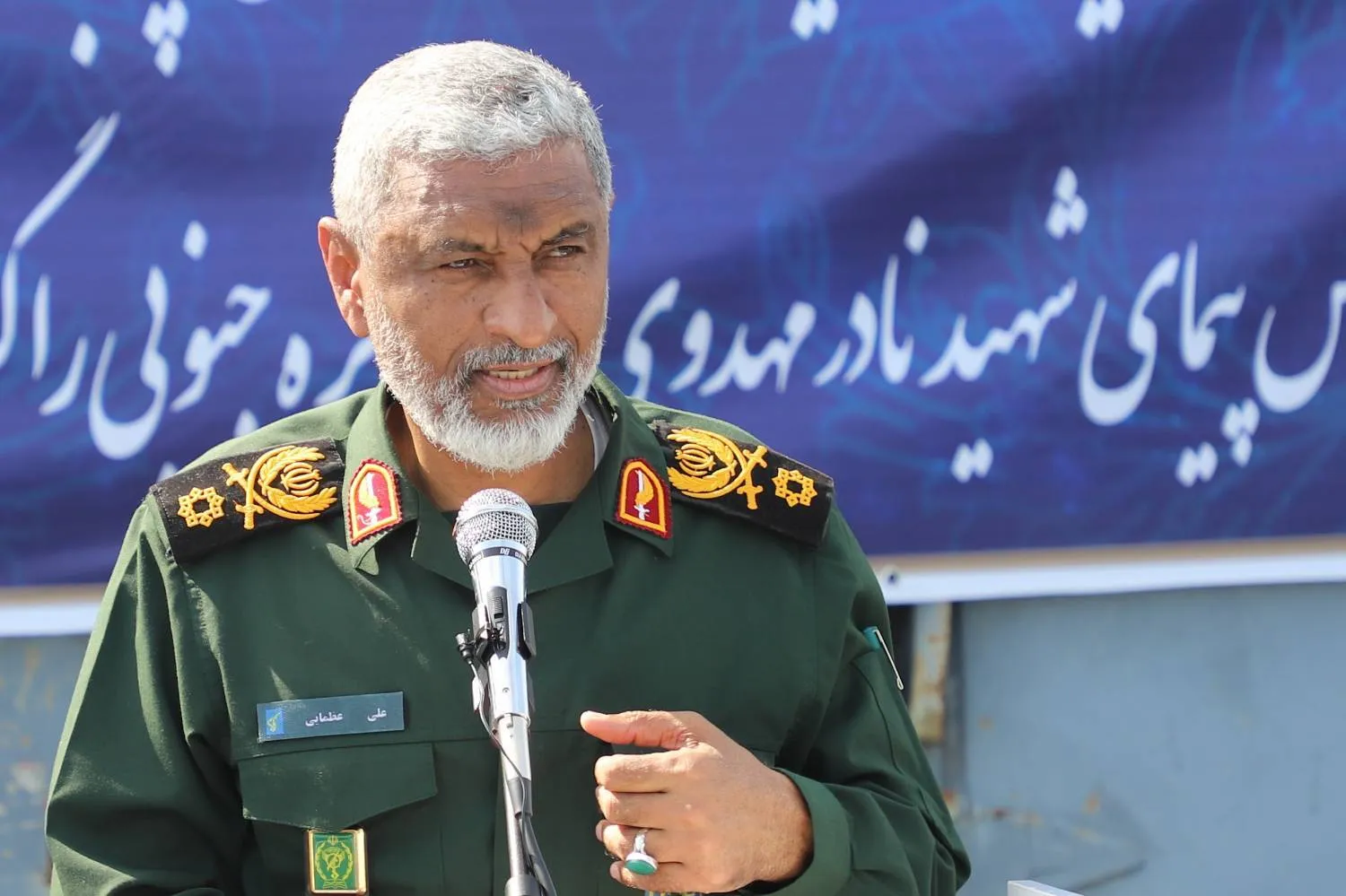 دریادار عظمایی: آمریکایی‌ها اگر فکر می‌کنند تنگه هرمز باز است نزدیک‌تر بیایند