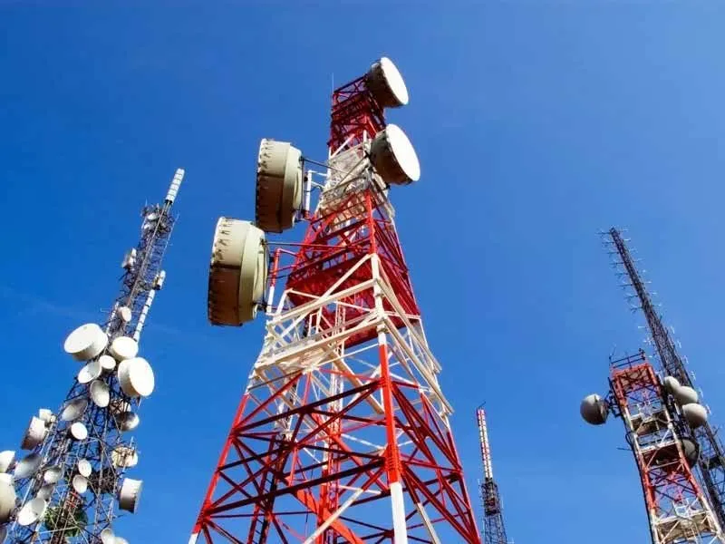 تشکری هاشمی: باید به سمت حذف دکل‌های بزرگ BTS در تهران برویم/ حدود 60 درصد دکل‌ها فاقد مجوز هستند